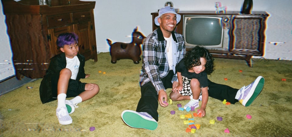 紫色狂潮來襲！Vans 聯名說唱巨星 Anderson .Paak 推出多款單品，紫色襯衫、漁夫帽潮帥一波！