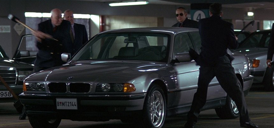 BMW大7 連詹姆士龐德都說讚，早在10年前電影就預言過棍棒襲車?!