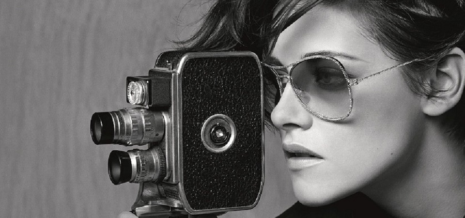 克莉絲汀史都華知性化身攝影記者 代言香奈兒春夏眼鏡系列