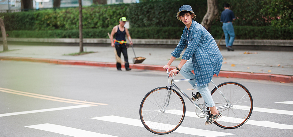 台北現在流行腳踏車型男！穿著Vans Surf 滑行於城市。