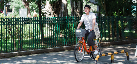 穿搭達人騎 uBike 也能如此時髦！穿著 Vans Surf 漫遊整座城市