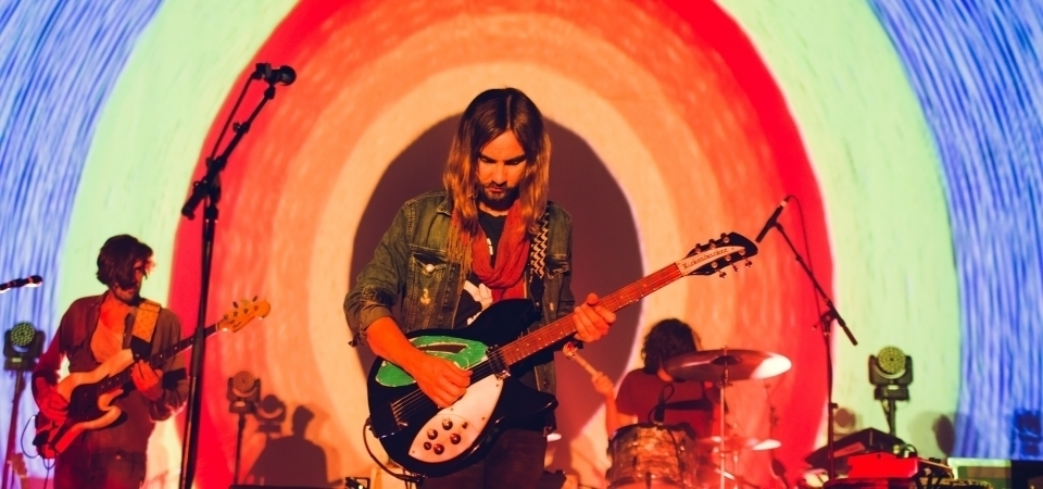 澳洲迷幻天團 Tame Impala 強勢回歸，新曲〈Lost in Yesterday〉引領復古熱潮！