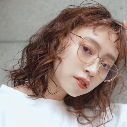 焦糖橘超減齡、煙燻茶棕最適合配捲髮！ 2021 超「顯白髮色」圖鑑，用棕色系髮色讓新年有個好彩頭