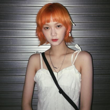 行走的髮色圖鑑！韓國模特 Cherry「特殊髮色」全攻略：亮橘色是 2021 大勢，灰霧冷色系仙氣滿分！