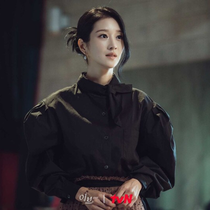 《夏娃》徐睿知露出招牌螞蟻腰！這 5 位「腰精系女星」A4 腰也不輸她，一個比一個厲害！