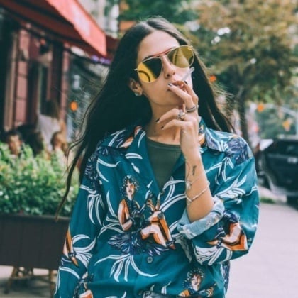 誰說只有男生能穿花襯衫當花花公子？今年夏天女孩們也來一件「夏威夷花襯衫」展現魅力！