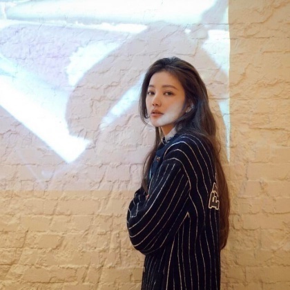 最像妹妹的姊姊！42 歲「許路兒」臉蛋身材超逆天，減齡穿搭更是像個18歲少女 