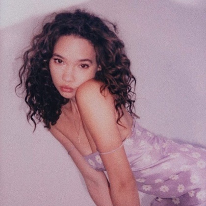 來，捲髮光靠臉個性是不夠的！讓這些部落客教你如何穿搭