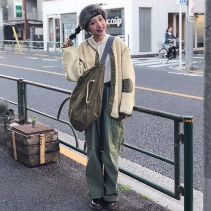 軍綠色當道！不是只有酷帥風格，女孩也能輕鬆穿搭可愛感！
