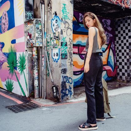 43 歲女神「許路兒」的減齡夏日穿搭技巧！完美融合街頭與性感混搭風，一次學起來！