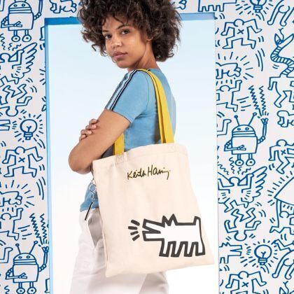 秋冬也能繽紛多彩！「Kipling X Keith Haring」聯名系列用塗鴉元素向街頭致敬，簡單線條傳遞愛與和平