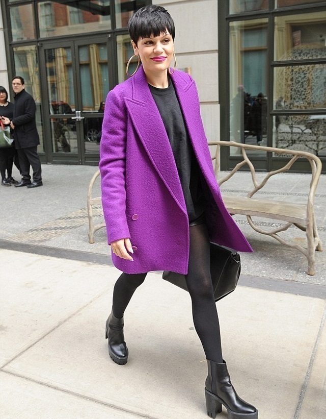 Шарф для фиолетового пальто
