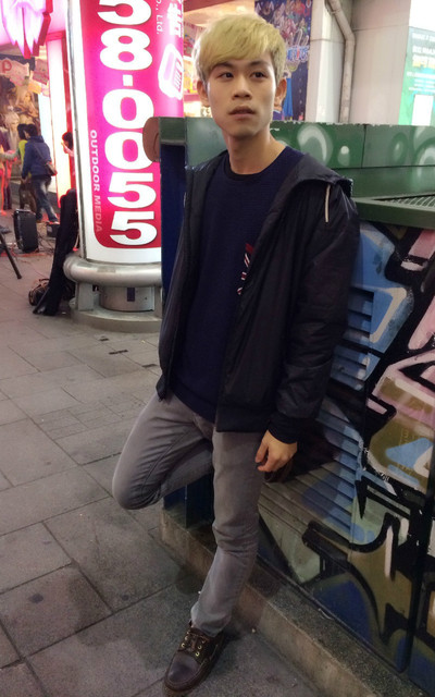 西門町街上。聽歌
