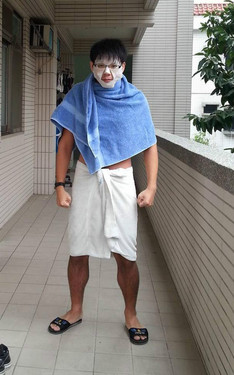 衣服送洗啦.沒衣服穿啦