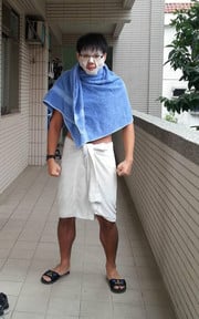 衣服送洗啦.沒衣服穿啦