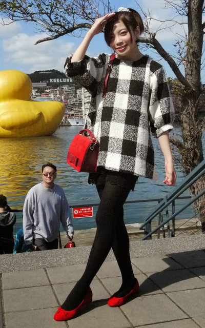 黑白格紋+紅色單品搭配