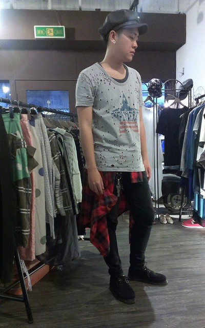 忙參展~衣服都穿得破破爛爛了!!