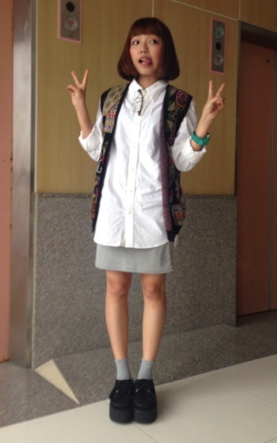 灰白裝女孩