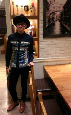 硬要找面牆合影假裝在英國