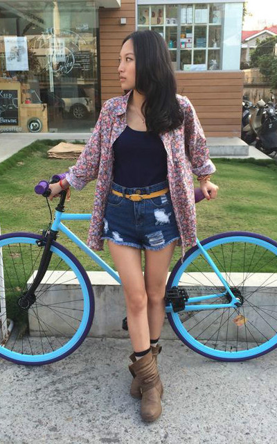 嬉皮女孩騎毛怪單速車