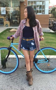 嬉皮女孩騎毛怪單速車