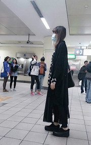 口罩女孩搭捷運