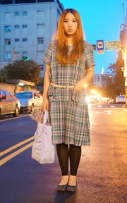 夏日的夜晚夕陽帶出七彩的街道