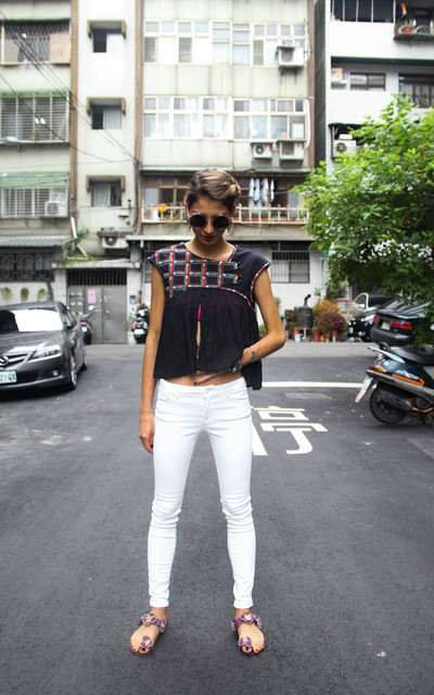 WHITE SKINNY JEANS