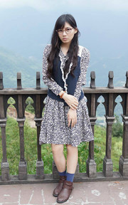 復古宮廷眼鏡少女