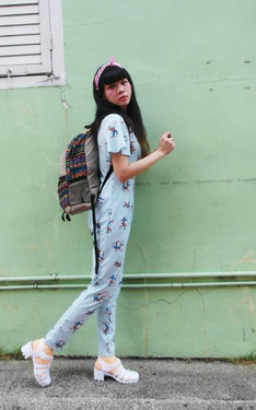 街頭上的氣質少女