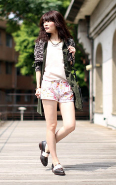 Trench Coat - No High Heels