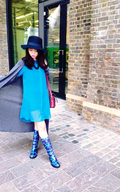 Dizzy blue lightens foggy London 