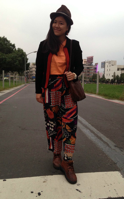 黃昏中微笑的黑髮女人