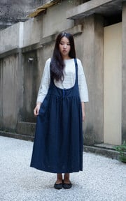 發現衣服都是藍配白