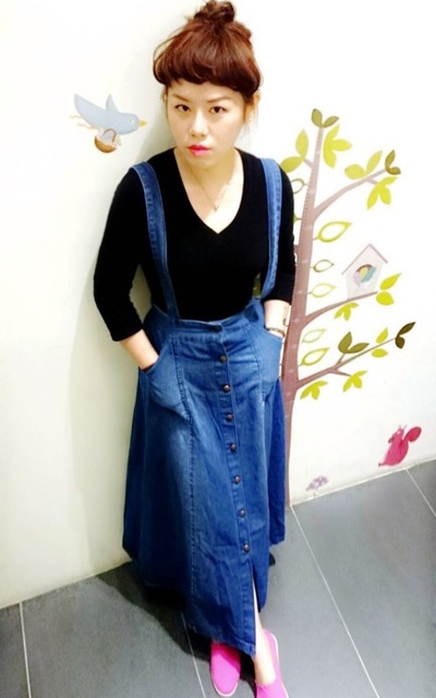 吊帶裙女孩