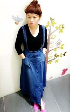 吊帶裙女孩