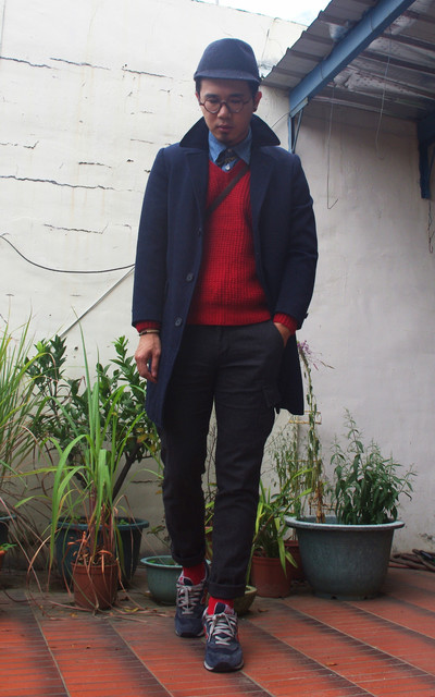 藍裡透紅低調男孩