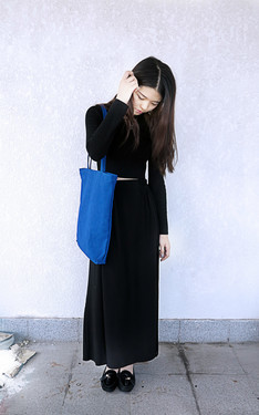 時尚穿搭：一身黑那就来个蓝色的包包亮一下吧