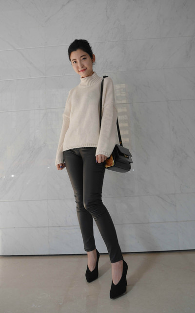 simple black leather pants outfit