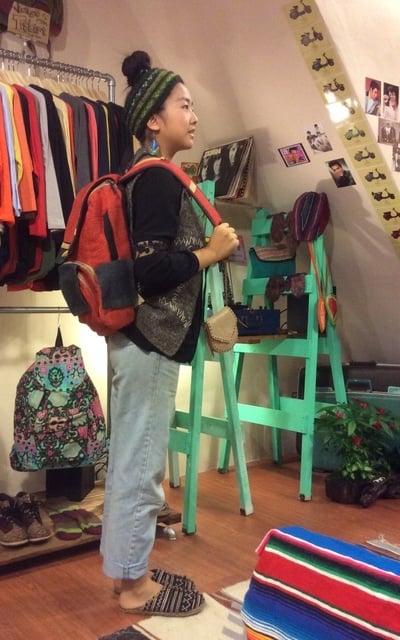 衣櫥底部發現很久沒穿的衣服跟媽媽的舊背心