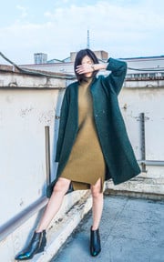 睡在雜草和牧草裡面