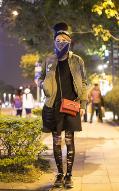 非得讓自己遊走在頹廢與街潮的灰色地帶