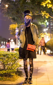 非得讓自己遊走在頹廢與街潮的灰色地帶