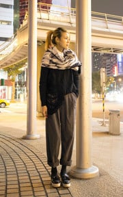 小個女孩就認命的把褲管給捲起來唄