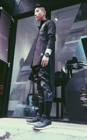 以九分褲，呈現別於一般街頭時裝的氛圍