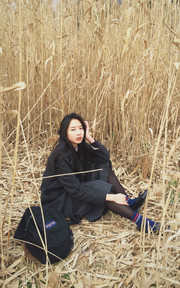 冬季蕭瑟中的女子