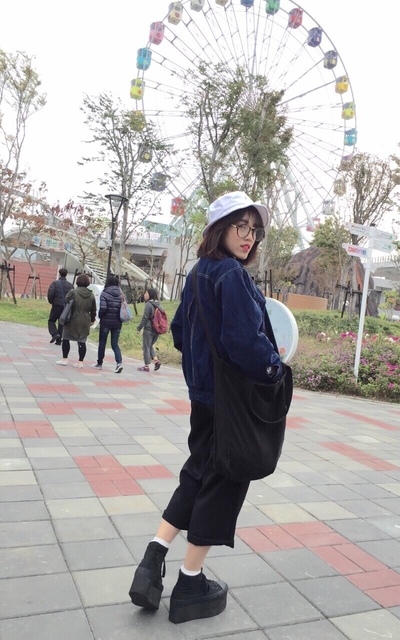 下一秒帽子被吹走