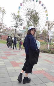 下一秒帽子被吹走