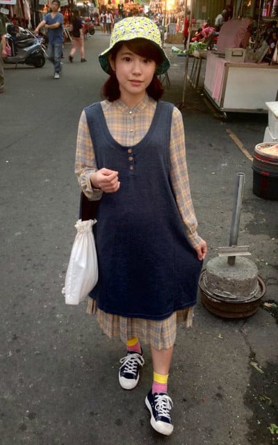 逛第三市場的少女