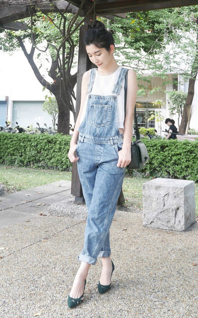 吊帶褲女孩